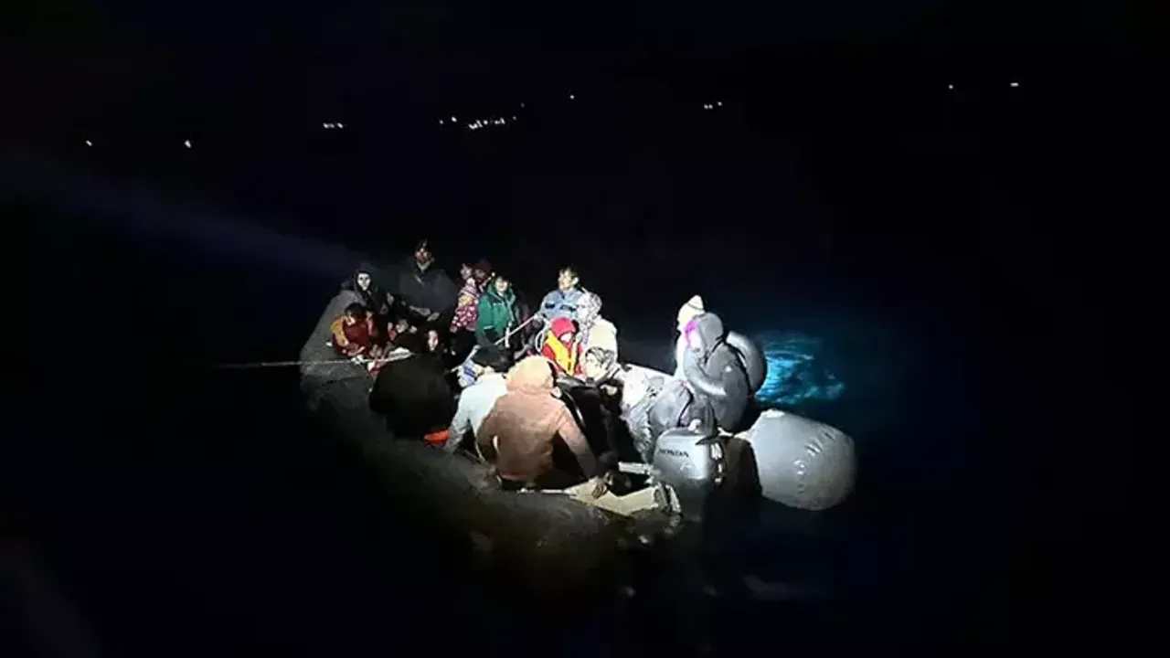 Yunanistan'ın geri ittiği 36 kaçak göçmen kurtarıldı