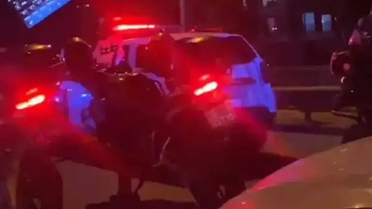 'Dur' ihtarına uymayan otomobili takibe alan polis, bariyere çarpıp yaralandı