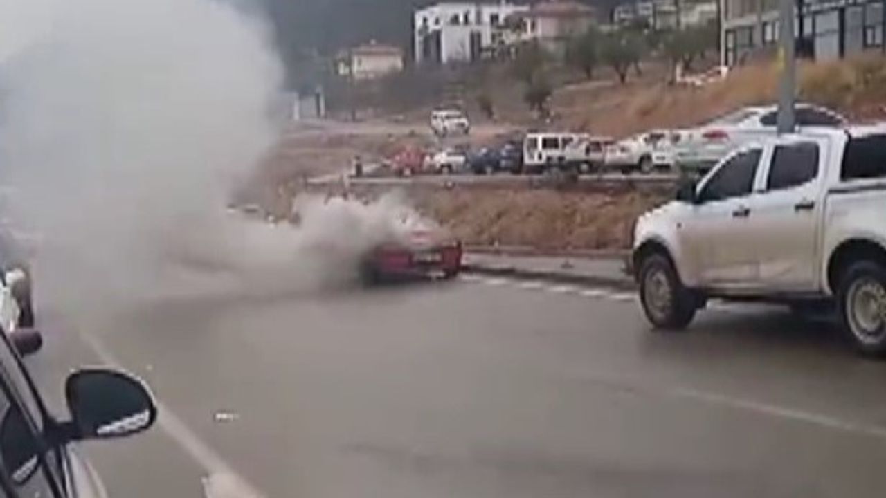 Kahramanamraş'ta otomobil park halindeyken yandı