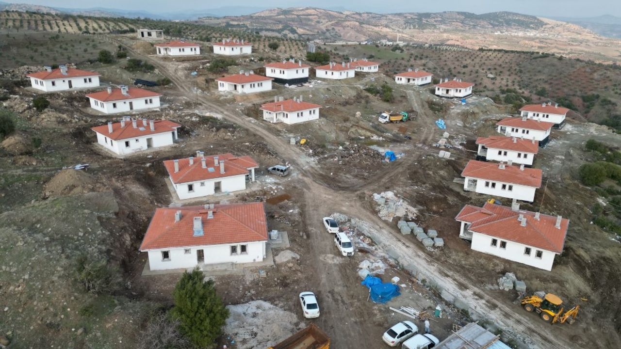 Depremzedeler için yapılan köy evlerinin inşası sürüyor