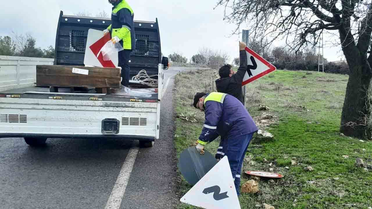 Kahramanmaraş'ta Trafik İşaretlerinin Bakım Onarımını Sürdürüyor