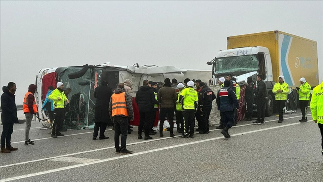 Malatya'da yolcu otobüsü devrildi: 3 ölü, 29 yaralı