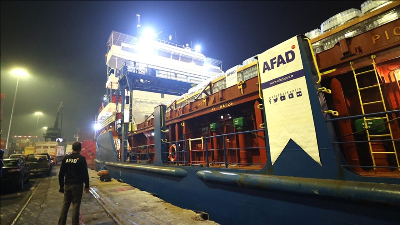 Filistin'e 2 bin 334 ton yardım malzemesi taşıyan gemi Mersin'den uğurlandı