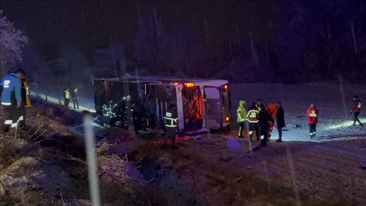 Yolcu otobüsünün devrildiği kazada 4 kişi öldü