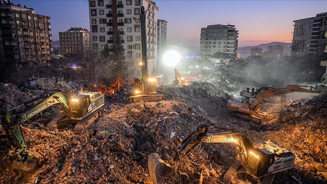 Depremde 52 kişinin öldüğü Reyyan Apartmanı'na ilişkin sanıkların yargılanmasına başlandı