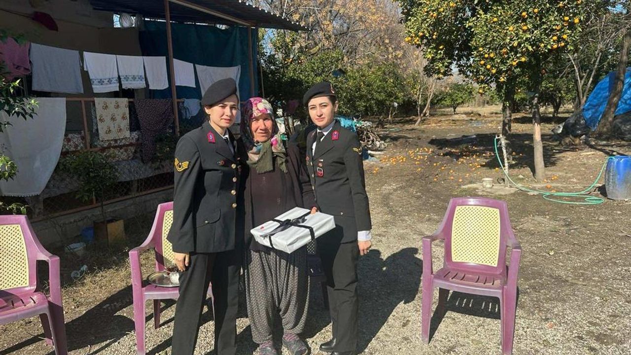 Kahramanmaraş'ta jandarmadan depremde hayatını kaybeden askerlerin ailelerine ziyaret