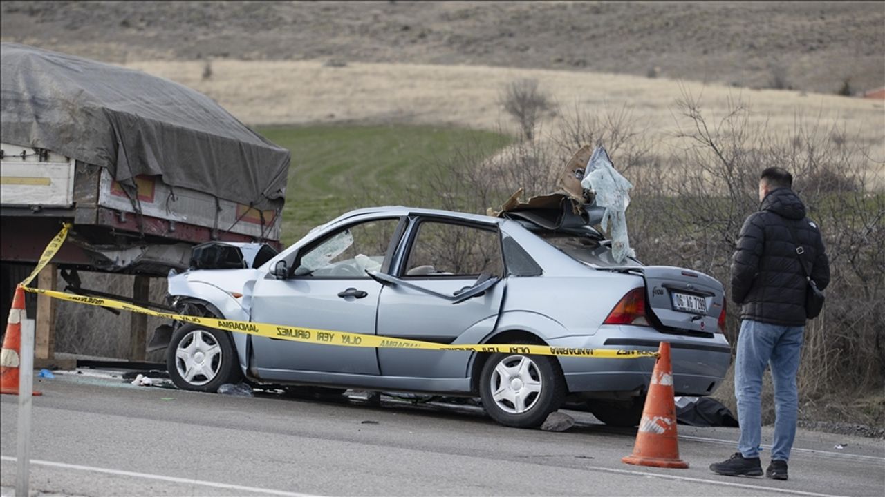 Otomobil tıra çarptı: 2 ölü, 4 yaralı