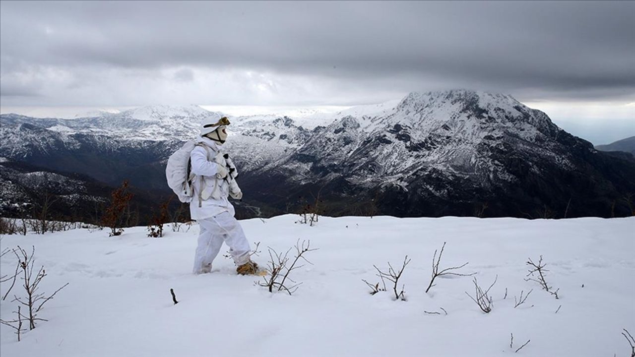 JÖH birlikleri 2 metre karda kış operasyonlarını sürdürüyor