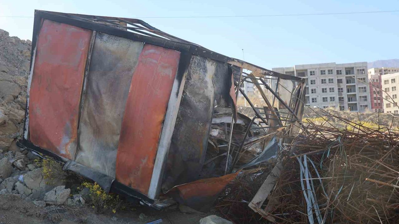 Alevlerin arasına dalan operatör, konteyneri uçurumdan yuvarladı