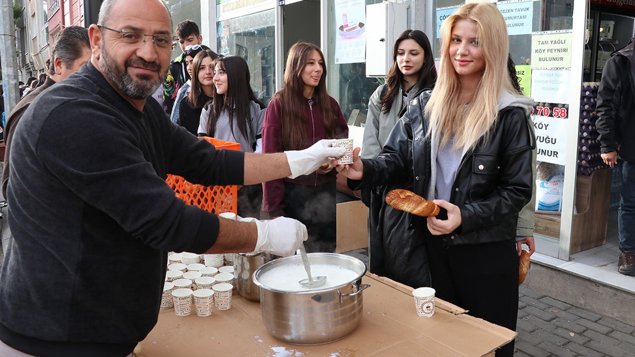 Bir bardak süt ile önyargıları yıktı, anlamlı etkinlik taktir topladı
