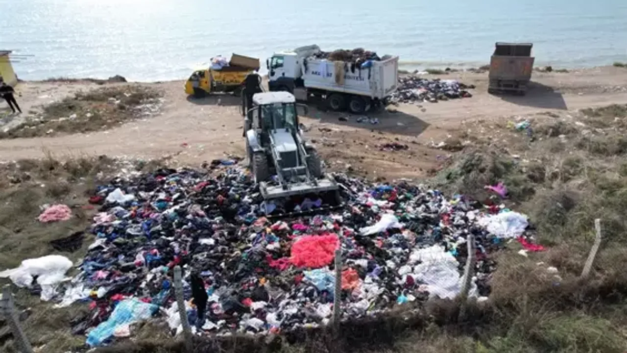 Tonlarca tekstil atığını sahile döken kamyon şoförü ile firma hakkında inceleme