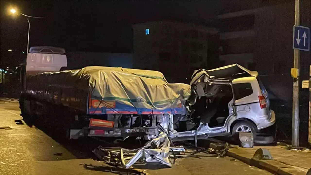 Polisin 'dur' ihtarına uymayan sürücü, TIR'a çarptı: 1 ölü, 2 yaralı