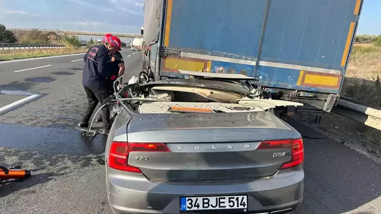 TIR'a arkadan çarpan otomobilin sürücüsü öldü