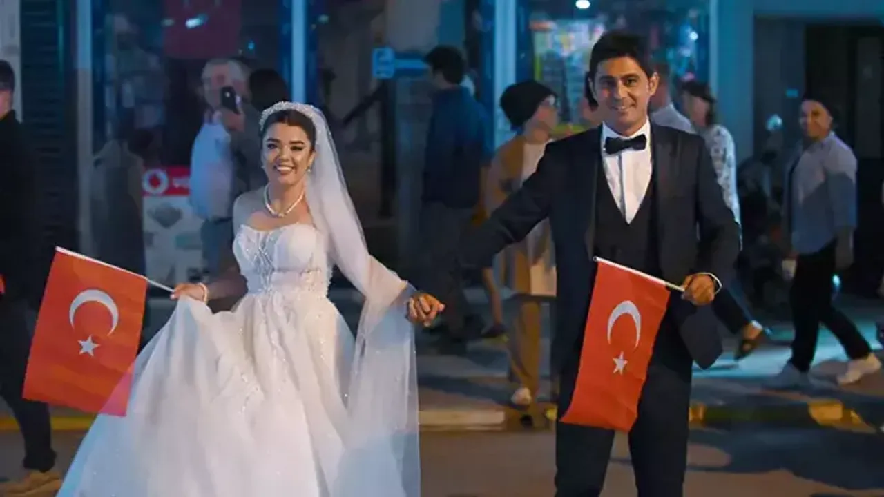 Gelinlik ve damatlıkla Cumhuriyet kutlamasına katıldılar