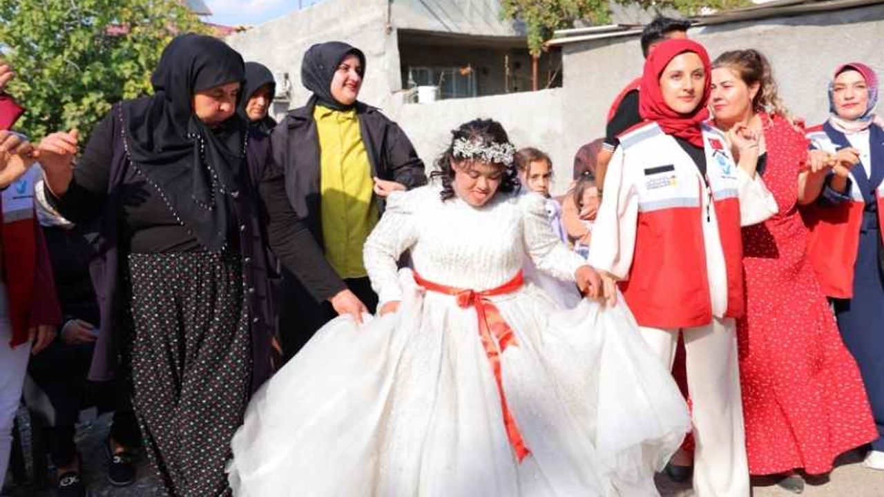 Kahramanmaraş'ta down sendromlu Melek'in gelinlik hayali gerçek oldu