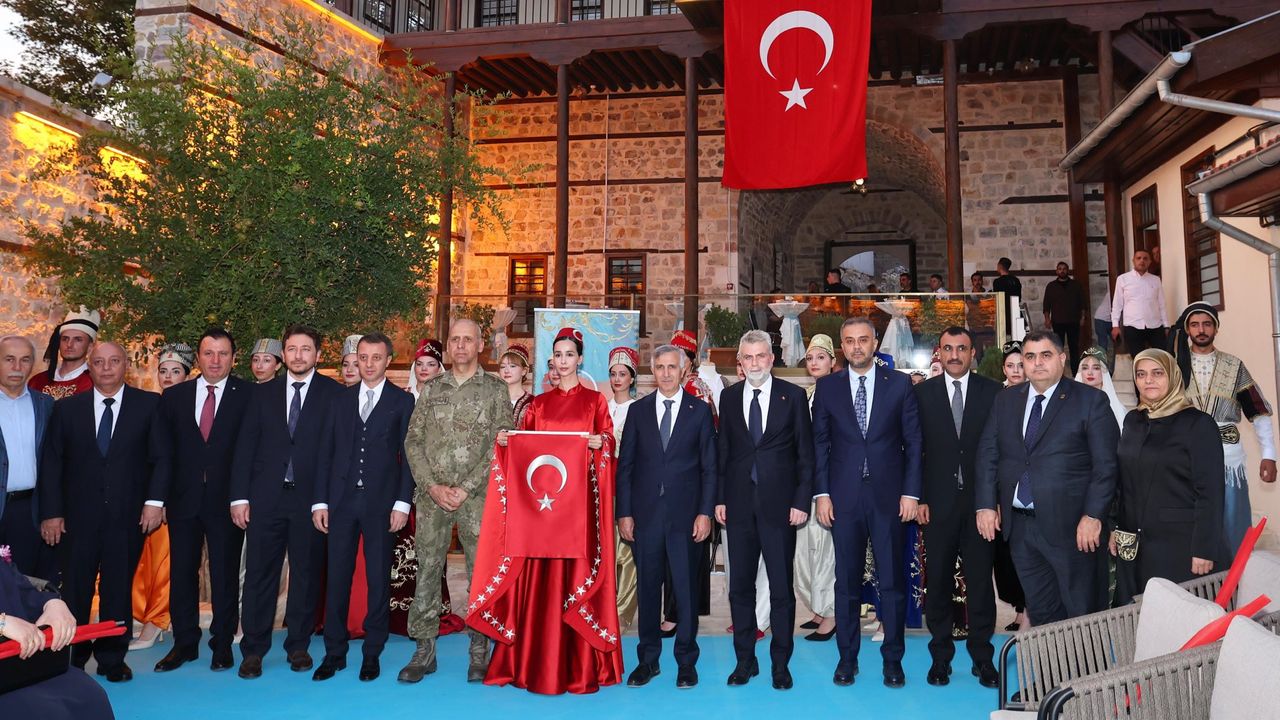 Kahramanmaraş’ta “Köklerden Zarafete Garbiyeli” Defilesi Gerçekleştirildi