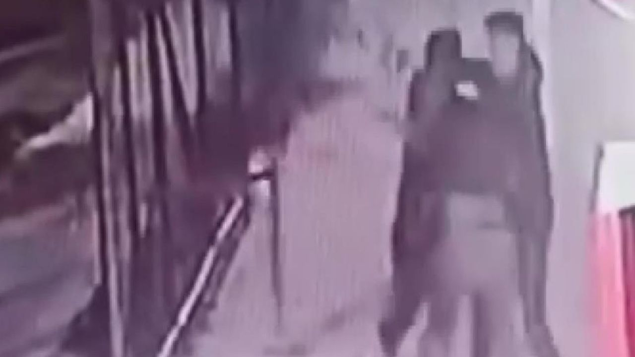 Lise öğrencilerini dövüp bacaklarından bıçakladılar