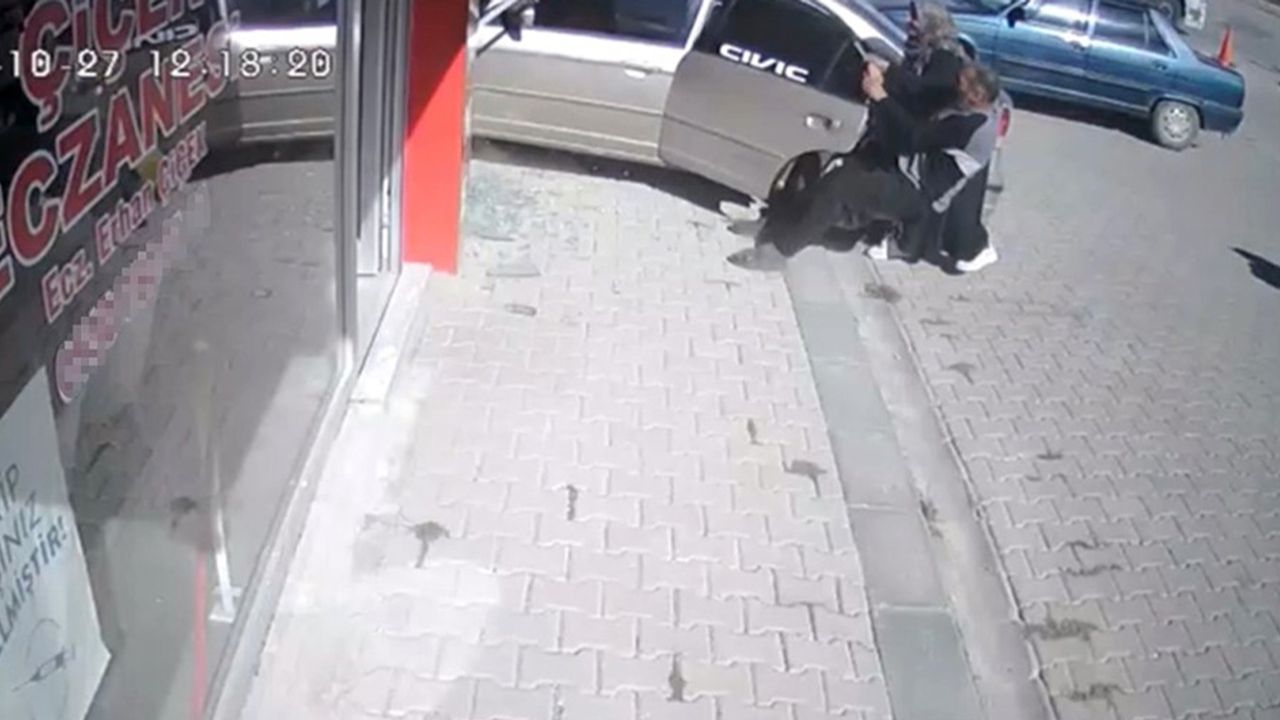 El freni çekilmeyen araç eczaneye girdi
