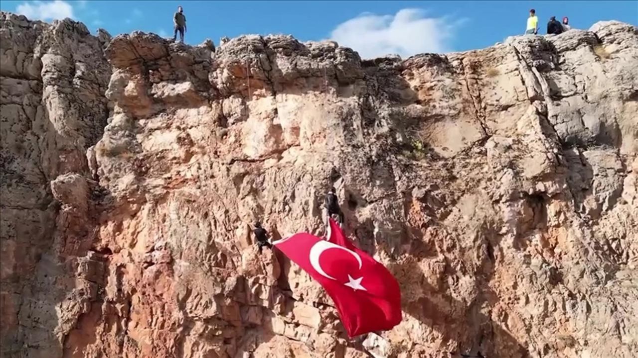 Dağcılar dev Türk bayrağıyla kaya tırmanışı gerçekleştirdi