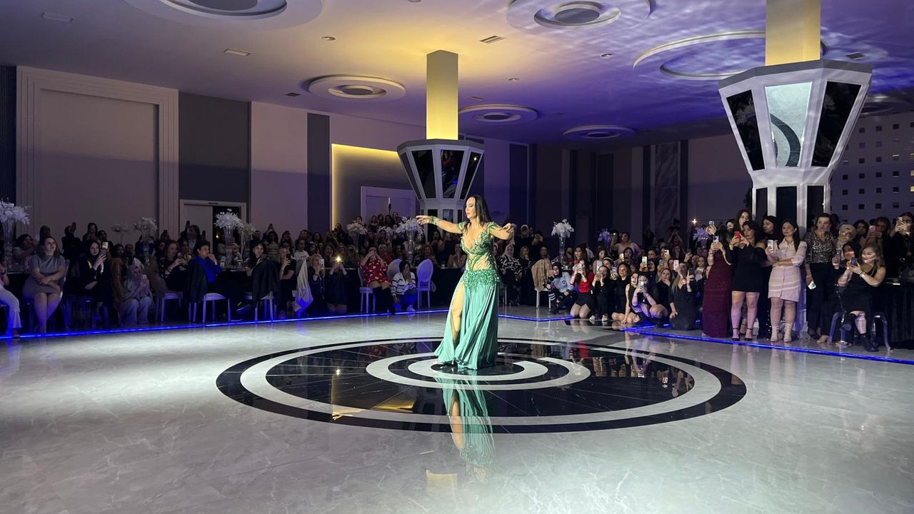 Oryantal Asena Kahramanmaraş’ı Salladı! Matinede Yer Kalmadı