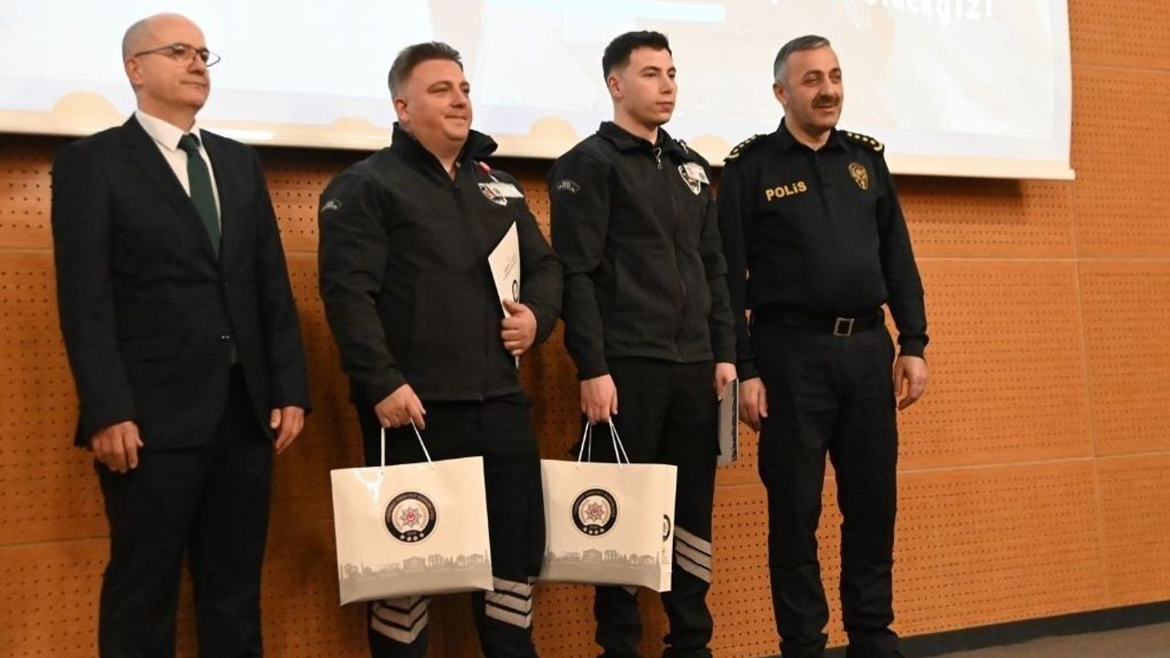 Otogarda yasaklı madde sevkiyatını engelleyen güvenlik personeline plaket