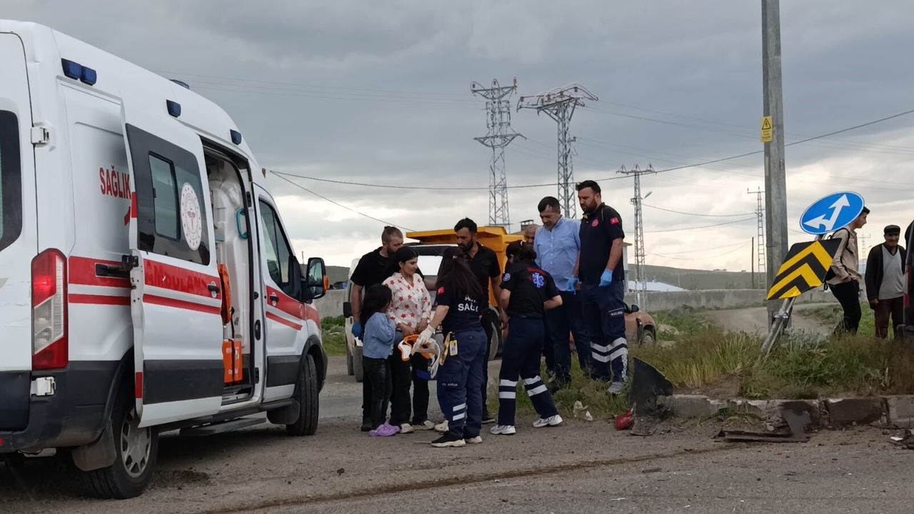 2 araç çarpıştı: 3’ü çocuk 5 kişi yaralandı