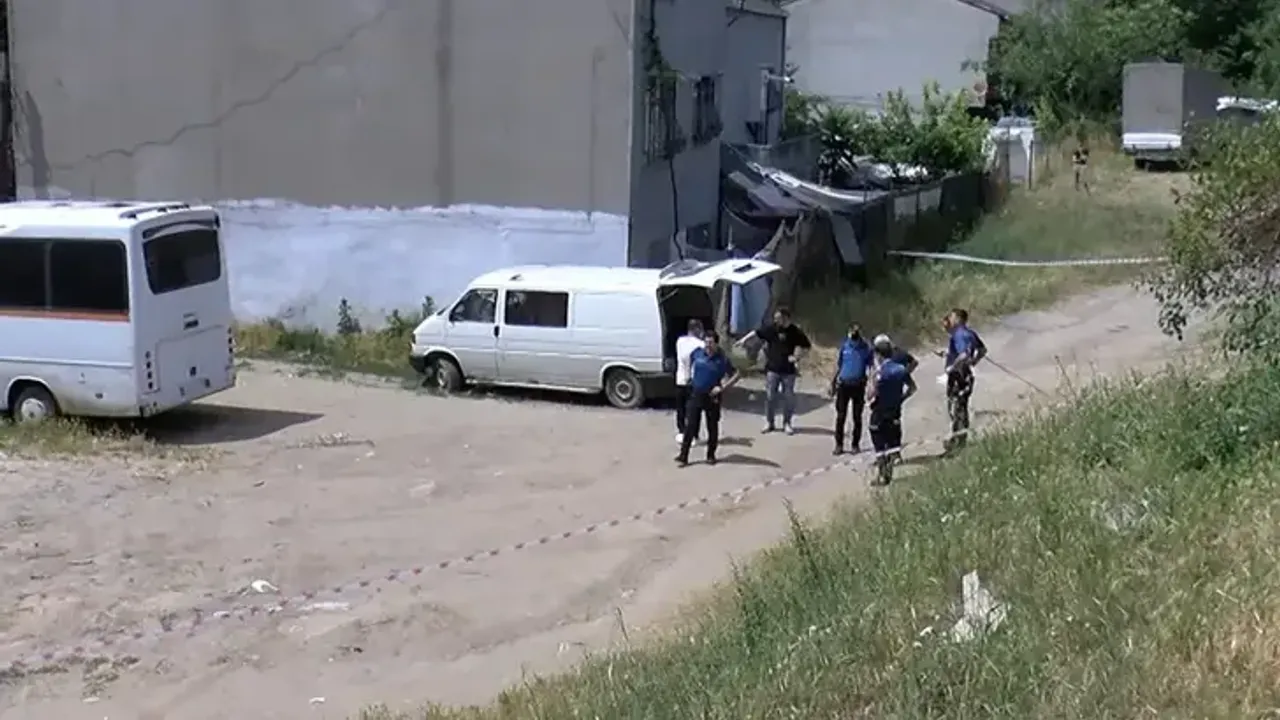 Arsada oyun oynayan çocuklar araçta ceset buldu