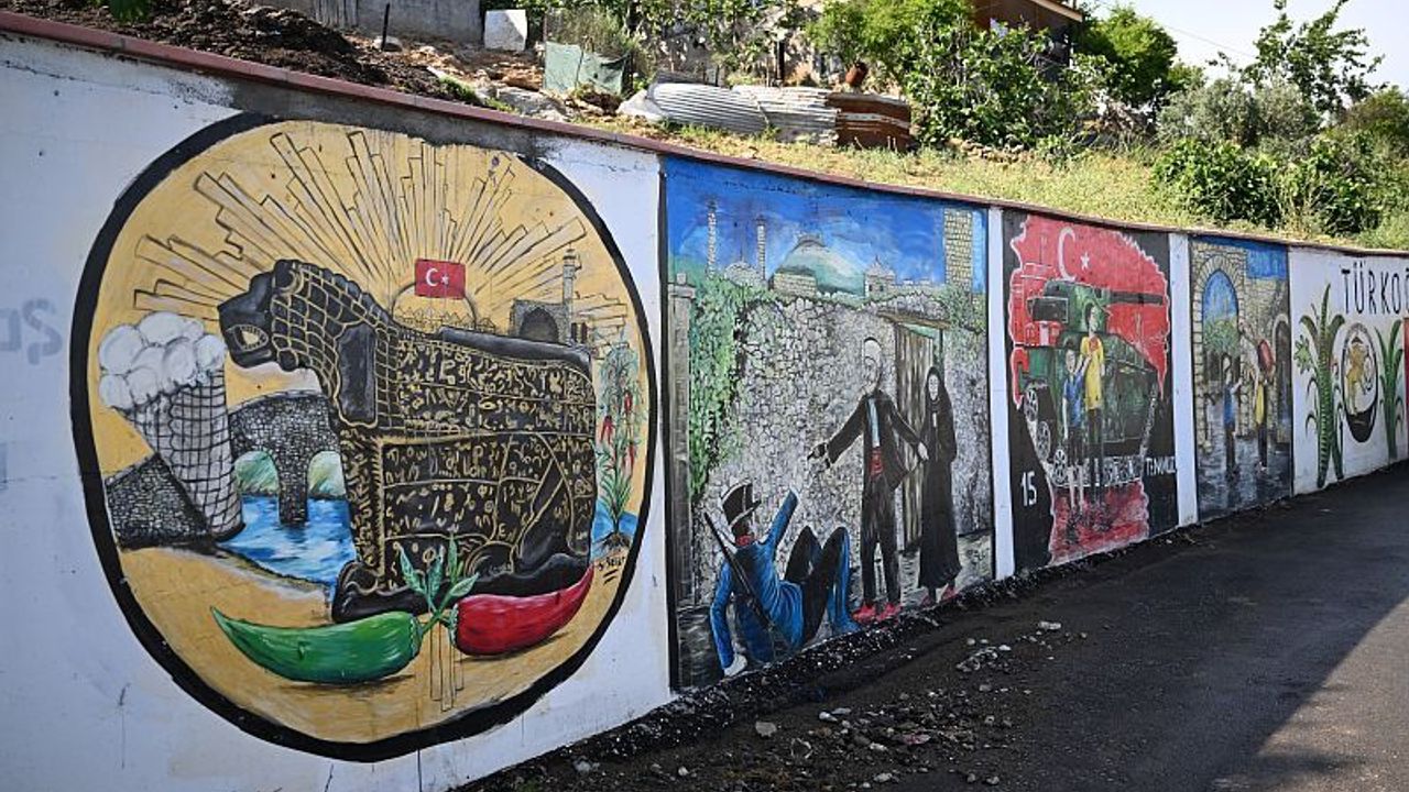 Kahramanmaraş'ta istinat duvarları sanatsal çizimlerle renkleniyor