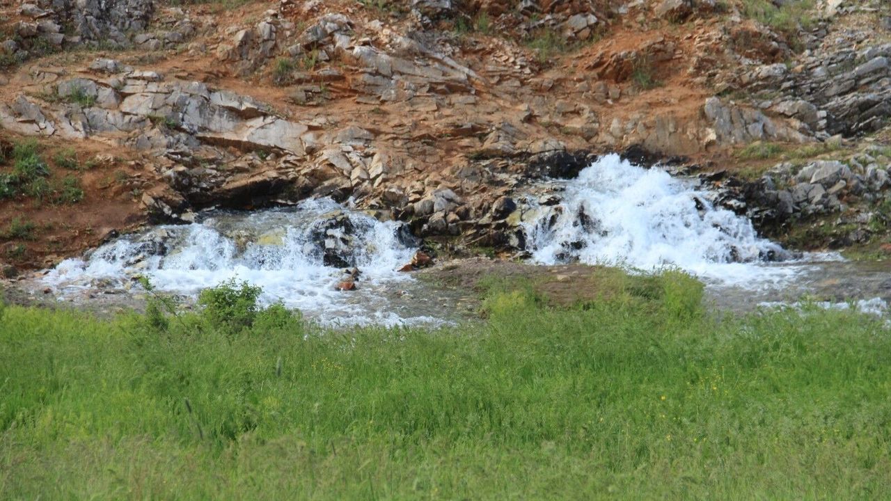 Kahramanmaraş'ta kayaların arasından fışkıran su görenleri hayran bırakıyor