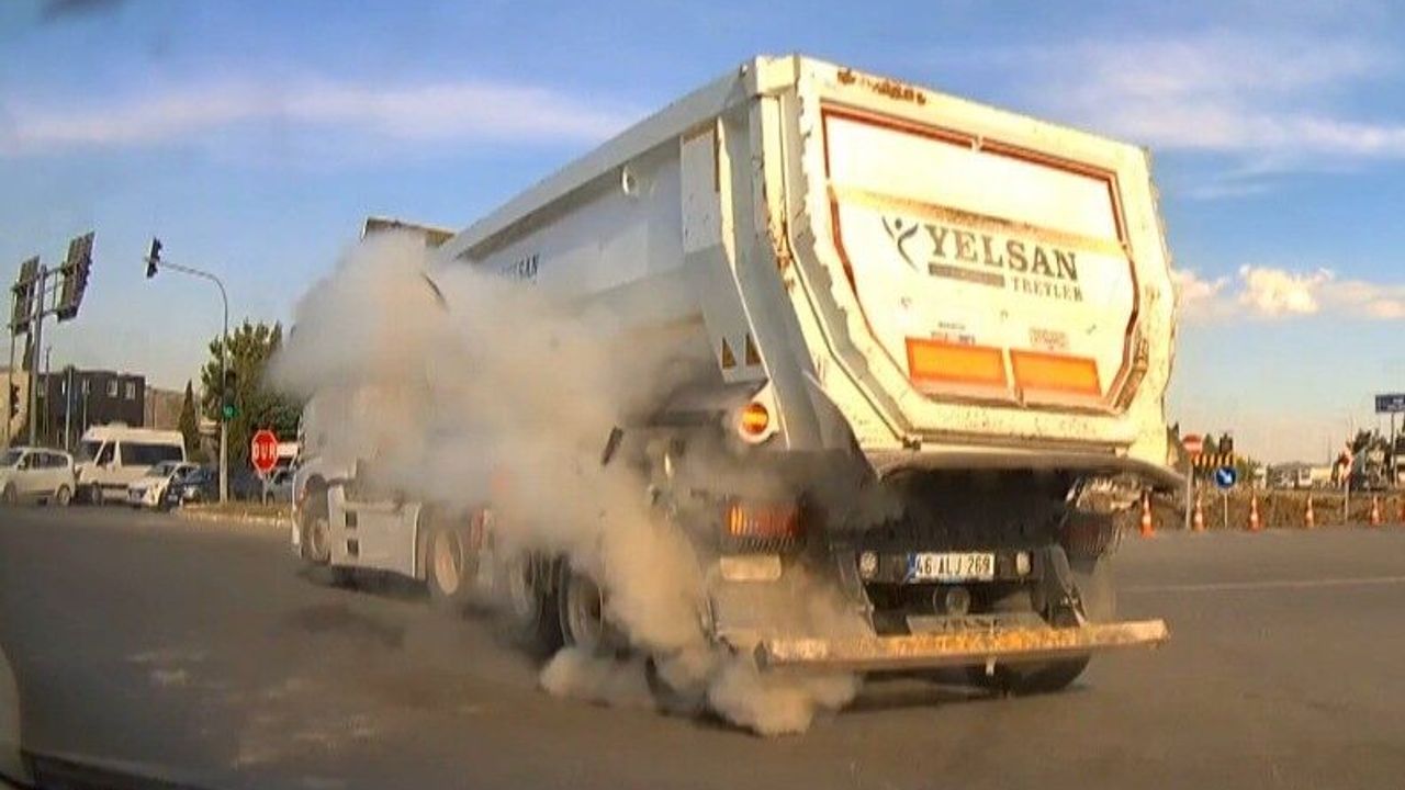 Kahramanmaraş'ta seyir halindeki kamyonun lastiği patladı
