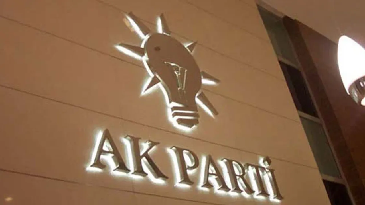 AKP'de 4 il başkanı ve yönetimi görevden alındı