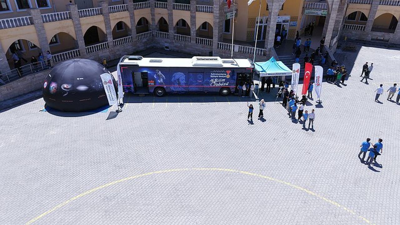 Bilim Otobüsü Elbistan’da Gençleri Keşif Yolculuğuna Çıkardı