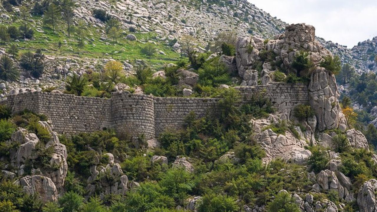 Kahramanmaraş’ta kayalıkların arasında saklanan tarihi kale 