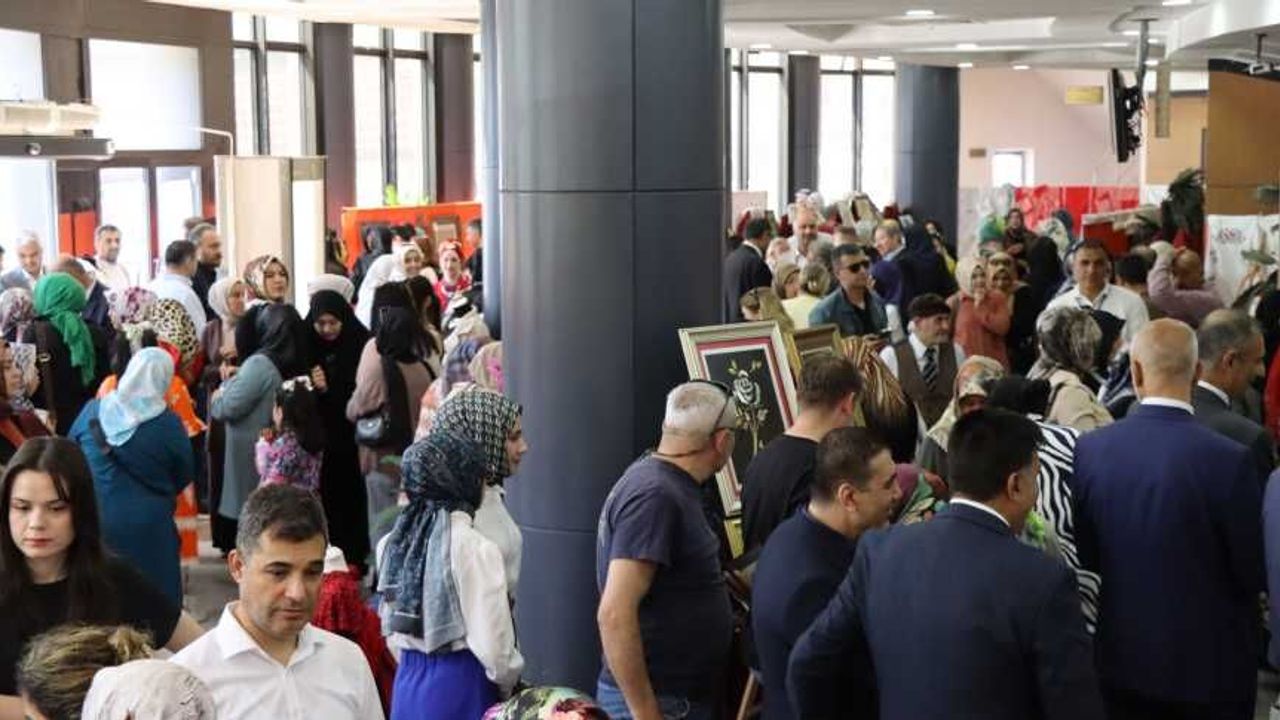 Dulkadiroğlu Halk Eğitim Merkezi Yıl Sonu Sergisini Açtı