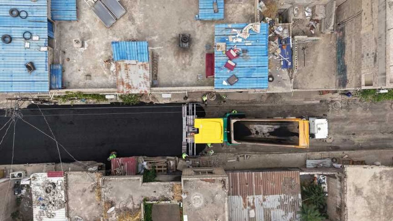 Menderes Mahallesi’nde Sıcak Asfalt Serimi Başladı