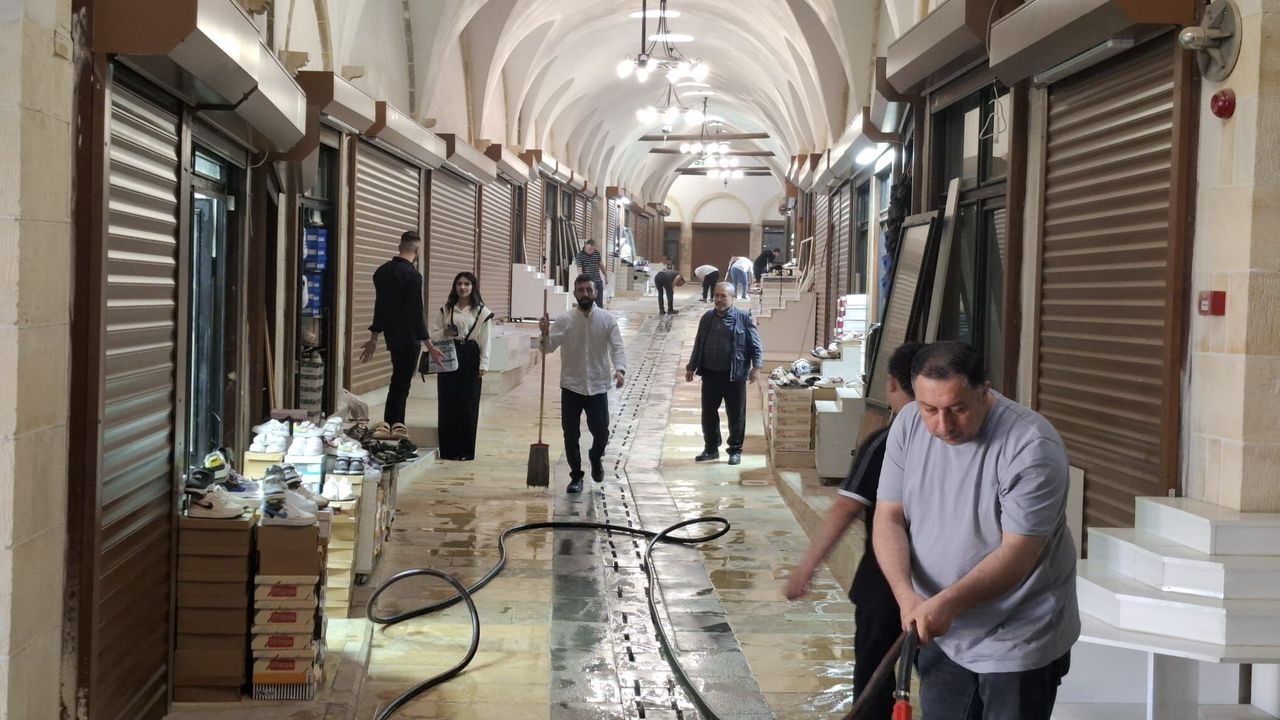 Kapalı Çarşı’da temizlik ve taşınma mesaisi