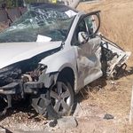 Ehliyetsiz sürücünün kullandığı otomobil, otobüs ve direğe çarptı