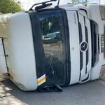 Hafriyat kamyonu devrildi: 1 yaralı