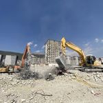 Kahramanmaraş'ta ağır hasarlı binaların yıkımı sürüyor