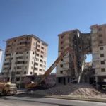 Kahramanmaraş'ta yıkımlar sürerken ortasında dev boşluk kalan bina dikkat çekti