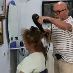 Emekli astsubay, kuaför dükkanını sanat atölyesine çevirdi