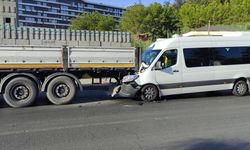 Alanya'da tur minibüsünün park halindeki tıra çarptığı kazada 5 kişi yaralandı