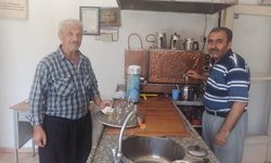 35 yıldır termosla çay satıyorlar