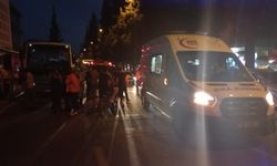 Halk otobüsünün altında kaldı, vatandaşlar otobüsü kaldırarak kurtardı