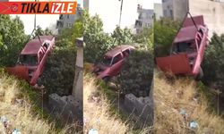 Kahramanmaraş'ta evin bahçesine devrilen otomobilin sürücüsü yaralandı