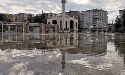 Yağmur, Meydanı Havuz Yaptı