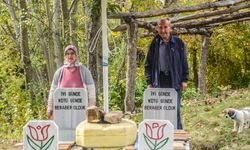 Ölmeden kendisinin ve eşinin mezarını yaptırdı, her gün içinde yatıyor