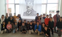 Parmakları minik ama Atatürk sevgileri büyük!