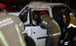 Bariyerlere çarpan hafif ticari araç takla attı; 2 ağır yaralı