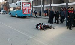 Otomobille çarpıştıktan sonra otobüsün altında kalan motosiklet sürücüsü yaralandı